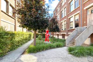 Deze leuke grote loft (285m2!) werd ingericht met behoud van charme en de industriële look werd bewaard. Voorzien van zonnepanelen +...