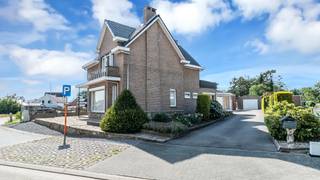 <p><strong><span>Karaktervolle open bebouwing in het centrum van Veerle-Laakdal<br /><br /></span></strong><span>Deze karakteristieke eengezinswoning geniet van een uiterst centrale ligging in het hart van Veerle-Laakdal, op wandelafstand van winkels, scholen en openbaar vervoer. Bovendien biedt de nabijheid van de E313 een uitstekende bereikbaarheid.<br /><br /></span><strong><span>Indeling<br /></span></strong><strong><span>Gelijkvloers<br /></span></strong>+ Inkomhal met trap naar de verdieping<br />+ Gezellige zithoek<br />+ Eethoek<br />+ Apart toilet met lavabomeubel<br />+ Keuken met ontbijthoek<br />+ Veranda met elektrisch bedienbare screens</p>
<p><strong><span>Verdieping<br /></span></strong>+ Nachthal<br />+ Badkamer met ligbad<br />+ Slaapkamer 1 met balkon aan straatzijde<br />+ Slaapkamer 2<br />+ Slaapkamer 3 met ingebouwde kast<br />+ Praktische bergruimte<br /><br /><span>Via een zolderluik is de zolderverdieping bereikbaar, die extra opbergmogelijkheden biedt.<br /></span><span>De woning wordt verwarmd via een Buderus-stookolieketel met radiatoren.<br /><br /></span><strong><span>Extra troeven<br /></span></strong><br />+ Centrale ligging nabij alle dagelijkse voorzieningen<br />+ Open bebouwing met karaktervolle uitstraling<br />+ Goede basisstructuur en praktische indeling<br />+ P-score: A<br />+ G-score: A<br /><br /><strong><span>Energie & asbest<br /></span></strong>+ EPC: 475 kWh/m²/jaar – Label E (UC: 3913878)<br />+ De woning valt onder de renovatieverplichting voor residentiële gebouwen van de Vlaamse overheid (behoudens sloop binnen 6 jaar na aankoop).<br />+ Asbestattest: niet-asbestveilig. Asbesthoudende materialen werden vastgesteld in onder meer de leidingisolatie in de kelder, golfplaten van de achterbouw, mastiek aan enkele ramen en bakelieten schakelmateriaal.<br /><span>+ Elektrische installatie niet conform het AREI.</span><br /><br /><span>Bent u op zoek naar een woning met karakter op een toplocatie, die u volledig naar eigen smaak kunt moderniseren? Dan is deze woning zeker een bezoek waard.<br /></span></p>