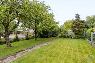 <p>TE KOOP TE LEDE - Deze te renoveren open woning is rustig gelegen in het aangename Lede en biedt tal van mogelijkheden voor wie op zoek is naar ruimte en potentieel.<br />Op het gelijkvloers vindt u een ruime leefruimte, een keuken en een grote extra voorplaats die perfect kan dienen als polyvalente ruimte, hobbyruimte, bureau of speelkamer. Deze ruimte kan desgewenst ook geïntegreerd worden in de leefruimte om een nog grotere en lichtrijke woonomgeving te creëren.<br />Op de verdieping bevinden zich drie slaapkamers en een aparte badkamer uitgerust met douche en toilet.<br />Daarnaast beschikt de woning over een zolder en een kelder, wat zorgt voor extra opslag- of uitbreidingsmogelijkheden.<br />Buiten geniet u van een ruime tuin waar u in alle rust kunt ontspannen, tuinieren of kinderen laten spelen.<br />Verder beschikt de woning over een ruime garage en een extra grote berging, ideaal voor opslag, een werkplaats of hobbyruimte.<br />Graag een bezoek bel Margot 0470/06.40.60 of mail margot@cornelis-goeman.be</p>