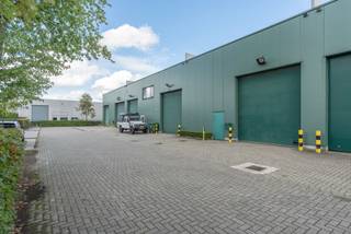 <strong>Goedgelegen KMO-unit met autostaanplaats te Lilsedijk Beerse.</strong><br /><span>200m² magazijn + 100m² mezzanine | Automatische sectionaalpoort | Elektriciteit conform</span><br /><br /><strong>Omschrijving:</strong><br /><span>De KMO-unit bevindt zich in het industrieterrein te Lilsedijk Beerse. De unit kent een totale oppervlakte van 300m², waarvan 200m² gelijkvloerse opslagruimte en 100m² mezzanine. De unit kan nog naar eigen wens ingericht worden. Zo </span><span>is er de mogelijkheid om bijvoorbeeld kantoor te voorzien op de mezzanine verdieping en/of toiletvoorzieningen te plaatsen. De KMO-unit is uitgerust met een automatische sectionaalpoort en</span><span> beschikt als extra over 1 autostaanplaats voor de unit. Verder is de unit voorzien van water en elektriciteit.<br /></span><br /><strong>Algemeen:</strong><br /><span>- Automatische sectionaalpoort<br />- 1 autostaanplaats<br /></span>- Top locatie!