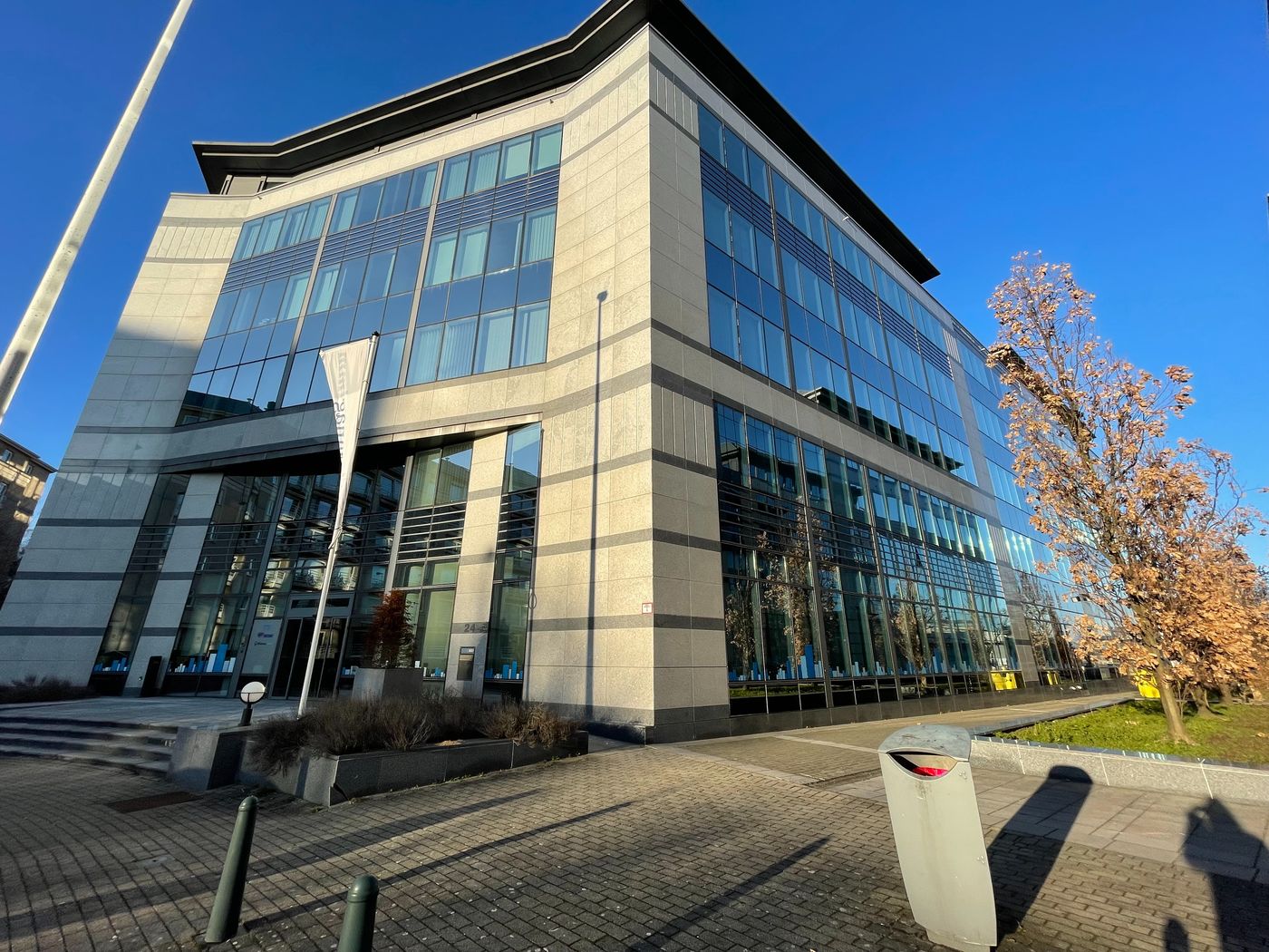 819 m² instapklare kantoren vlakbij op- en afrit E40 te Brussel - foto 1