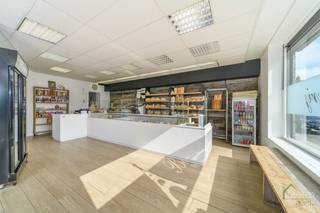 VEURNE: Verkoop van de gekende zaak bakkerij Petit Paris, bestaande uit een gerenoveerde handelsruimte met eveneens (grotendeels)...