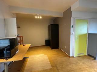 Ontdek deze knusse studio/penthouse, ideaal gelegen in het hart van Strombeek, nabij alle voorzieningen. Gelegen op de 3e verdieping met lift tot...