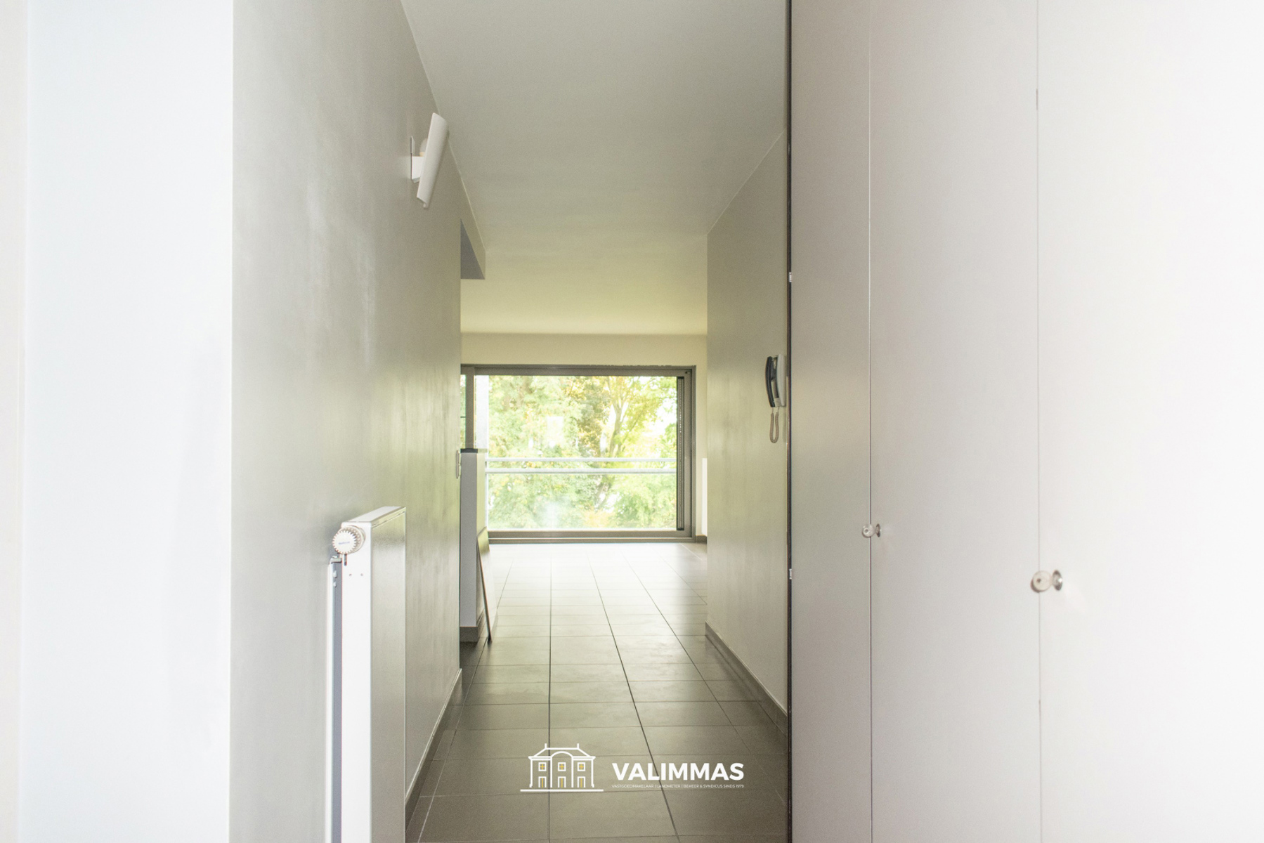 Instapklaar appartement met terras, kelder en event. garage. - foto 4