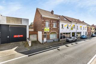 Immo Pické biedt U deze gunstig gelegen en volledig te renoveren woning aan gelegen in de nabijheid van scholen, winkels, openbaar vervoer en andere belangrijke verbindingswegen. Deze woning bestaat op het gelijkvloers uit een woonkamer, een eetplaats, een keuken, een badkamer met toilet en een nachthal. Op de eerste verdieping vinden we een nachthal en 3 slaapkamers waaronder een doorloopkamer. Op de tweede verdieping vinden we een nachthal en een inrichtbare zolder. Verder beschikt de woning over een garage, een buitenberging en een grote tuin. Ronovatieverplichting van toepassing.
