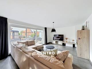 !!Dit appartement wordt aangeboden onder het concept van RICHTPRIJS!! Aarzel zeker niet om ons te contacteren als u hier verdere inlichtingen over wenst.<br /><br />In een zeer LEUKE straat met veel parkeergelegenheid te Uitkerke ligt dit recente appartement met 3 RUIME slaapkamers en ruim ZUIDgericht zonneterras!<br /><br /><strong>INDELING:</strong><br /><em><u><strong>Eerste verdieping:</strong></u></em><br />inkomhal met vestiaire - ruime lichtrijke living met volledig ingerichte open keuken (O.a. met fornuis, dampkap, combi-oven, frigo én vaatwasmachine) - wasplaats (met alle voorzieningen voor wasmachine) - afzonderlijk gastentoilet (met lavabo) - ruim ZUIDgericht zonneterras.<br /><br /><strong><em><u>Tweede verdieping:</u></em></strong><br />Nachthal - ruime badkamer (O.a. met dubbel lavabomeubel, hangtoilet, ligbad én inloopdouche) - 3 ruime slaapkamers.<br /><br /><u><em><strong>Derde verdieping:</strong></em></u><br />Ruime geïsoleerde zolder.<br /><br /><u><strong>Opmerkingen:</strong></u><br />- ENERGIEZUINIG appartement: Energielabel B!<br />- Elektriciteit volledig GOEDgekeurd.<br />- Ventilatiesysteem C.<br />- CV op aardgas.<br />- Gemeenschappelijke fietsenberging aanwezig.<br /><br />ZEER interessante woning voor JONGE mensen! Ruim lichtrijk appartement vlakbij winkels, scholen, openbaar vervoer... Aarzel zeker niet om ons te contacteren voor een bezoek ter plaatse: 050/70.01.02 - info@centro.be.