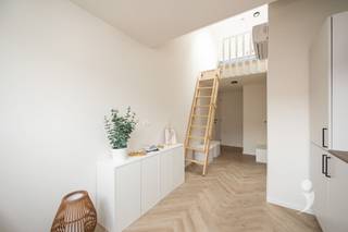 <p><span>Ontdek deze moderne studentenkamer in een kwalitatief vernieuwbouwproject, gelegen in de Frederik Lintstraat 83 in het hartje van Leuven. Het gebouw werd grondig vernieuwd met duurzame materialen en voldoet aan de hedendaagse normen inzake comfort en energiezuinigheid.<br />De kamer ligt op de 3de verdieping en is uitgerust met een energiezuinige lucht-lucht warmtepomp voor verwarming in de winter en airco in de zomer. Ze wordt volledig bemeubeld verhuurd en beschikt over een hoogslaper zonder matras</span><span>,</span><span> Daarnaast heeft de kamer eigen sanitair (douche, lavabo en wc). In het gebouw is een volledig uitgeruste gemeenschappelijke keuken aanwezig. Ook is er een gezellig terras, ideaal om even te ontspannen en een fietsenstalling.<br />Dankzij de centrale ligging bevinden campussen, winkels en horeca zich op wandelafstand, een ideale uitvalsbasis voor studenten.<br />De foto's zijn afkomstig van referentiepanden en dienen ter illustratie van de afwerkingsgraad en sfeer.</span><span> </span></p><p><span> </span></p>