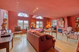 Op een steenworp van het Koningin Astridpark, in de Jozef Suvéestraat, bevindt zich dit unieke appartement met twee slaapkamers.<br /><br />Bij het binnenkomen valt direct de indrukwekkende lichtinval op. De royale leefruimte geniet van grote raampartijen die de zon rijkelijk binnenlaten en een fijn zicht bieden op de Brugse omgeving. <br /><br />Indeling van het appartement:<br /><br />Tweede verdieping:<br />° inkomhal met gastentoilet.<br />° lichtrijke leefruimte<br />° mezzanine boven de leefruimte<br />° keuken<br />° twee slaapkamers<br />° dressing of bureau ruimte<br />° badkamer voorzien van een ligbad en lavabomeubel.<br /><br />Een uniek appartement in het hart van Brugge met een speels ruimtegevoel dankzij de mezzanine. De toplocatie nabij de Vismarkt maken dit de perfecte opportuniteit voor wie onmiddellijk wil genieten van al het moois dat de binnenstad te bieden heeft.<br /><br />Hoewel het appartement momenteel onder de renovatieverplichting valt, is een aanzienlijke energetische opwaardering eenvoudig haalbaar. Uit simulaties blijkt dat door het vervangen van de huidige elektrische accumulatoren door een moderne warmtepomp, het EPC-label direct kan worden opgekrikt. Voor meer informatie over dit project of de energetische mogelijkheden kunt u uiteraard altijd contact met ons opnemen.<br /><br />Dit pand is onderworpen aan de renovatieverplichting van de Vlaamse overheid voor residentiële gebouwen (behoudens bij sloop binnen 6 jaar na de aankoop). Consulteer voor meer informatie de website van het Vlaams Energie- en Klimaatagentschap via https://www.vlaanderen.be/een-woning-kopen/renovatieverplichting-voor-residentiele-gebouwen<br /><br />Bestuursmaatregelen in het maatregelenregister: nee