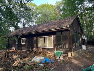 Deze te renoveren woning is schitterend gelegen in een gebied voor verblijfrecreatie in het landelijke Essen-Wildert, vlakbij de grens met Nederland. Als u op zoek bent naar een groene, bosrijke omgeving waar het heerlijk rustig toeven is, dan bent u hier zeker aan het juiste adres. Het spreekt voor zich dat de perceelsoppervlakte van 1.912m² hiervoor de grote troef uitmaakt. De gelijkvloerse woning zelf dient volledig gerenoveerd te worden, maar toont zeker potentieel. Ze bestaat uit een ruime woonkamer met open keuken, 2 slaapkamers, een apart toilet en een badkamer met ligbad en toilet. Bovendien bevindt er zich op het terrein een ruime tuinberging, waarin allerhande tuinmateriaal, fietsen,... gestockeerd kunnen worden.