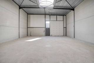 Nouvelle unité PME d'environ 180 m² dans le projet Saturnus à Sint-Baafs-Vijve. Commodités : - Espace de stationnement- Lucarne- Plancher en...