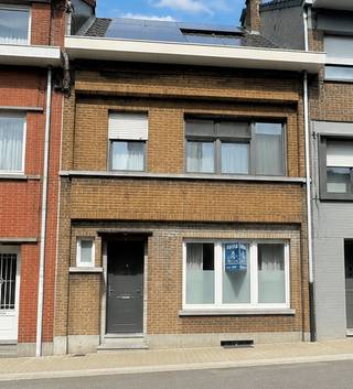 Ruime lichtvolle gezinswoning (ca. 176m² bew. opp.) gelegen in een rustige woonwijk op 2a 28ca, 4 slaapkamers, veel lichtinval + zonnepanelen (EPC: C).<br />De woning bevindt zich in een rustige buurt, vlakbij scholen, winkels, openbaar vervoer, speeltuinen &amp; de Brusselse Ring.<br /><br />Op het gelijkvloers (87m²) bevindt zich een ruime inkomhal, leefruimte (35m²) met bureau-ruimte en toegang tot privé-terras (nieuw aangelegd) en zonnige tuin + keuken (9,40m², mogelijkheid tot uitbreiding naar open keuken met eiland), aparte wc en bergruimte (7,75m²).<br /><br />Op de 1ste verdieping (41m²) bevindt zich een nachthal, 3 slaapkamers (6m²/13,40m²/15,10m²) en badkamer (4,30m²) met bad/douche, lavabo en wc.<br /><br />Op de 2de verdieping bevindt zich een recent vernieuwde grote 4de slaapkamer van 41m², opsplitsbaar in 2 aparte kamers. Dak geïsoleerd (14cm). Zonnepanelen geïnstalleerd in 2023.<br /><br />+ kelder/wasplaats (29m²) + 2 regenwaterputten + bronwaterput.<br /><br />Extra info: Elektrische installatie conform (zowel voor de woning als voor de zonnepanelen). EPC: klasse C ; 234 kWh/m². CV op gas (verwarmingsketel Junkers) + nieuwe boiler sinds 2022. Ramen dubbele beglazing (+ rolluiken aan voorgevel en achtergevel). Nieuwe schuifdeur op het gelijkvloers. Bronwaterput aangesloten op wc en wasmachine. Hoofddak geïsoleerd + platte daken vernieuwd en geïsoleerd. Koepel gelijkvloers ook vernieuwd (3-dubbel glas).<br /><br />Asbest: 2 materialen te verwijderen voor 2040. VCRO: Gvg, Wg, Gmo, Gvkr, Gvv. Niet gelegen in een overstromingsgebied (P: A ; G: A). Vrij vanaf 15/01/2027.<br /><br />Voor meer info: 0487 50 80 40