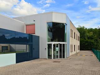 <div>Bent u op zoek naar een moderne en instapklare kantoorruimte op een strategische locatie? Op het bedrijventerrein Kolmen in Alken bieden wij deze ruime en representatieve kantooromgeving van 737 m² te huur aan.<br /><br />Topligging & bereikbaarheid:</div>
<div>De site geniet een uitstekende bereikbaarheid dankzij de nabijheid van de E313 en N80, en bevindt zich in een economisch sterke regio met een ruime arbeidsmarkt. Bovendien is het bedrijventerrein volop in opwaardering, wat deze locatie extra toekomstgericht maakt.<br /><br />Troeven van het gebouw:</div>
<ul>
<li>30 parkeerplaatsen op een afgesloten terrein</li>
<li>Beveiligde site met alarmsysteem en automatische toegangspoort</li>
<li>Energie-efficiënt gebouw</li>
<li>Moderne ventilatie- en aircosystemen</li>
<li>Veel natuurlijke lichtinval voor een aangename werkomgeving</li>
<li>Representatieve en professionele uitstraling</li>
</ul>
<div></div>
<div>Deze kantoorruimte is uitermate geschikt voor dienstverlenende, administratieve en ondersteunende activiteiten.<br /><br />Indeling van het gebouw:</div>
<div>Gelijkvloers:</div>
<ul>
<li>Ruime onthaal- en ontvangstruimte</li>
<li>Grote vergaderzaal (± 20 personen)</li>
<li>Bijkomende vergaderzaal (± 10 personen)</li>
<li>Drie afgesloten kantoorruimtes (± 15 werkplekken)</li>
<li>Ruime refter (± 25 personen) met volledig uitgeruste keuken</li>
<li>Gescheiden kleedkamers met douches</li>
<li>Aparte sanitaire voorzieningen</li>
</ul>
<div></div>
<div>Eerste verdieping:</div>
<ul>
<li>Zes afgesloten kantoorruimtes (± 25 werkplekken)</li>
<li>Vergaderzaal (± 6 personen)</li>
<li>Coffee corner</li>
<li>Aparte sanitaire voorzieningen</li>
</ul>
<div><br />Beschikbaarheid<br />📅 Onmiddellijk beschikbaar!</div>
<div><br />Interesse?<br />Neem gerust contact op voor meer informatie of een bezichtiging en ontdek zelf de mogelijkheden van deze hoogwaardige kantoorruimte.</div>