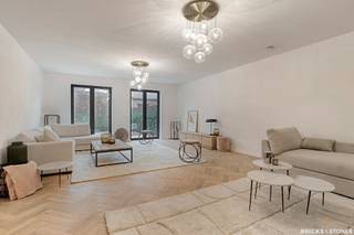 Schitterende nieuwbouw eengezinswoning met een bewoonbare oppervlakte van maar liefst 235 m²Deze prachtige woning verwelkomt u op het gelijkvloers...