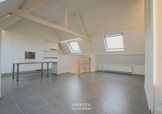 <p><span>Ligging<br /></span><span>Dit mooi duplexappartement is instapklaar en geniet een uitstekende ligging langs de Evergemsesteenweg. <br />Het centrum van Wondelgem met scholen, winkels, sport- en cultuur ligt op een boogscheut. <br />Daarenboven is er op 20m een bushalte, tram en station op wandelafstand.<br /><br /></span><span>Gezellig duplexappartement met 2 slaapkamers<br /></span><span>Je komt binnen in een centrale inkomhal met gastentoilet.<br />Met de trap kom je op de eerste verdieping in de nachthal van het appartement.<br />Van hieruit kan je naar een handige en ruime berging, waar je vlot een wasmachine en droogkast kwijt kan.<br />Op dit niveau vind je twee volwaardige slaapkamers.<br />Beide kamers zijn licht en netjes afgewerkt. <br />De knappe badkamer is voorzien van een douche en een meubel met dubbele wastafel.<br />Via de trap kom je op de bovenverdieping, en dat is meteen een troef.<br />Onder de nok, tussen de zichtbare houten spanten en de dakramen, ligt een bijzonder gezellige leefruimte met open keuken <br />De indirecte verlichting zorgt voor een warme sfeer. <br />Aansluitend is er een praktische keuken met keramische kookplaat, combi-oven en ijskast, plus veel opbergruimte en een royaal werkblad dat ook dienst doet als eettafel. <br /><br /></span><span>Extra<br /></span><span>/ mogelijkheid om garage bij te huren achteraan terrein<br /><br /></span><span>Troeven<br /></span><span>/ energiezuinig EPC B<br />/ ultra-instapklaar<br />/ verhuurwaarde ca. 950 euro / maand, dus ook interessant als investering<br /><br /><br /></span></p>