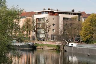 Instapklaar 1-slaapkamerappartement met zicht op het waterMOBISCORE: 9,5/10EPC-SCORE: BBen je op zoek naar een lichtrijk appartement op een rustige...