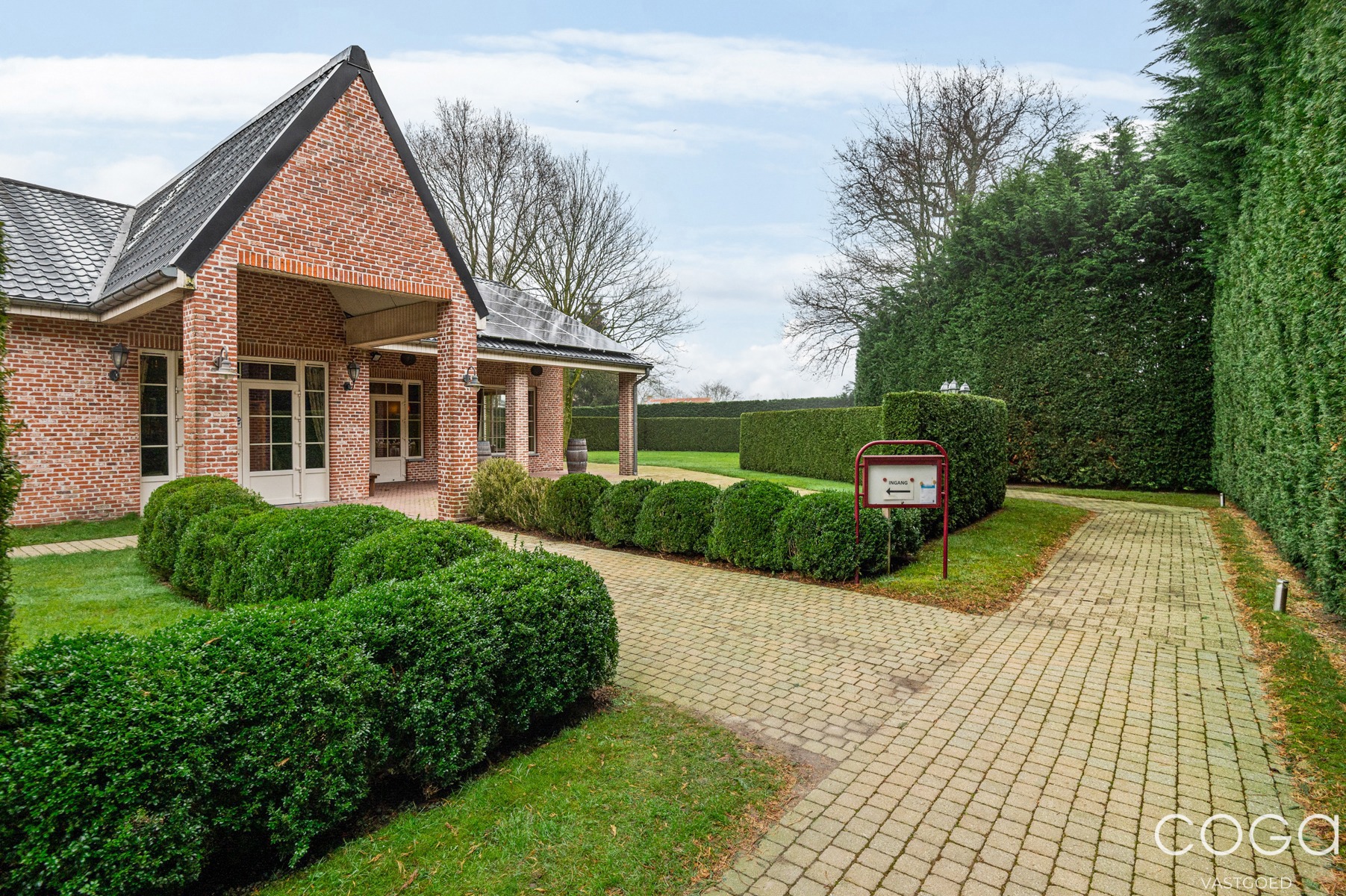 Verzorgd feestzalencomplex met parking en woonst op 5.851m². - foto 3