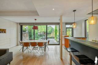 <p><strong>Instapklare en verrassend ruime halfopen woning met 5 slaapkamers op prachtig perceel van ca. 712 m² in Maria-ter-Heide!</strong><br /><em>Deze instapklare halfopen woning combineert verrassend veel binnenruimte met een bijzonder diepe en groene tuin. Het perceel is zuidwest georiënteerd en werd met veel aandacht aangelegd met verschillende beplantingen, een moestuin, meerdere terrassen en diverse bijgebouwen.<br /></em><span><strong>Indeling:</strong></span><br /><span>Gelijkvloers:</span></p>
<ul>
<li><span></span>Inkomhal op tegelvloer met toegang tot de bureauruimte en de leefruimtes.</li>
<li><span></span>Gastentoilet met handenwasser.</li>
<li><span></span>Aparte wasplaats voorzien van uitgietbak.</li>
<li><span></span>Ruime en lichtrijke leefkeuken op keramische tegel, met grote raampartijen en een mooi zicht op de tuin.</li>
<li><span></span>De keuken biedt veel praktische kastruimte en lades en is volledig uitgerust. (Novy kookvuur en dampkap, Siemens vaatwasser, AEG combi-stoomoven, Whirlpool microgolfoven en Liebherr koelkast en diepvriezer)</li>
<li><span></span>Aansluitende eetgedeelte met rechtstreekse verbinding naar het terras en de tuin.</li>
<li><span></span>Gezellige woonkamer op parket met authentieke gesloten houthaard en een ruime ingemaakte kastenwand.</li>
<li><span></span>Bureauruimte aan de voorzijde van de woning, momenteel open verbonden met de woonkamer.</li>
</ul>
<p><span>Eerste verdieping:</span></p>
<ul>
<li><span></span>De authentieke houten trap leidt naar de eerste verdieping en loopt verder door naar de tweede verdieping.</li>
<li><span></span>Drie slaapkamers (ca. 15 m²,11 m² en 7,5 m²) op kurkvloer en voorzien van elektrische rolluiken.</li>
<li><span></span>Badkamer met douche in bad, lavabomeubel, radiator en toilet.</li>
</ul>
<p><span>Tweede verdieping:</span></p>
<ul>
<li><span></span>Twee ruime slaapkamers (ca. 10,5 m² - 8,5 m²) op parket met screens.</li>
<li><span></span>Extra kamer (ca. 11m²) met mogelijkheid tot inrichting als tweede badkamer. De ruimte is reeds voorzien van vloerverwarming.</li>
</ul>
<p><span>Tuin:<span> </span></span></p>
<ul>
<li><span></span>Prachtig diep en volledig omheind perceel met een gunstige zuidwestoriëntatie.</li>
<li><span></span>volledig omheind en voorzien van zijpoortje.</li>
<li><span></span>De verzorgde tuin kent een mooie variatie aan beplantingen, volwassen groen en een eigen moestuin.</li>
<li><span></span>Verschillende terrassen creëren meerdere aangename plekken om van de tuin te genieten.</li>
<li><span></span>Praktisch tuinhuis/fietsenberging, geplaatst in 2018.</li>
<li><span></span>Afzonderlijke atelierruimte achteraan in de tuin, voorzien van water en elektriciteit.</li>
</ul>
<p><span><strong>Algemeen:</strong></span></p>
<ul>
<li><span></span>Instapklare en verrassend ruime gezinswoning.</li>
<li><span></span>Veel natuurlijke lichtinval dankzij de grote raampartijen aan de tuinzijde.</li>
<li><span></span>Mooie combinatie van authentieke elementen en hedendaags wooncomfort.</li>
<li><span></span>Twee regenwaterputten van elk 3.000 liter, aangesloten voor onder meer de toiletten en het besproeien van de tuin.</li>
<li><span></span>Verwarming op aardgas d.m.v. vloerverwarming op het gelijkvloers en radiatoren op de verdieping.</li>
<li><span></span>Diverse praktische bijgebouwen en veel bergruimte.</li>
<li><span></span>Gelegen in Maria-ter-Heide, op korte afstand van winkels, scholen, openbaar vervoer en belangrijke verbindingswegen.</li>
</ul>
<br /><span>Stedenbouwkundige inlichtingen in aanvraag*</span>