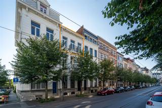 Ontdek dit unieke, volledig bemeubelde duplex appartement op De Vrièrestraat 29, in het hart van het prestigieuze Antwerpen Zuid, op een...