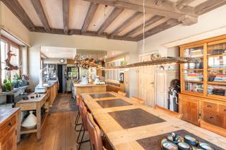 Gerenoveerde meesterwoning met exceptionele mogelijkhedenLichtrijke ruimtes, hoge plafonds, houten lambriseringen, gekleurde glaspartijen en overal...
