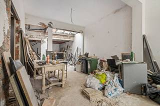 Aan de bruisende Stationsstraat in Sint-Niklaas, dé winkelstraat van de stad, staat dit uitzonderlijke herenhuis te koop. Met een totale...