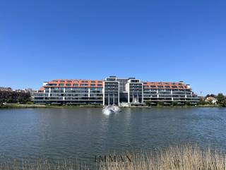 Prachtig gerenoveerd appartement met frontaal zicht op het Zegemeer te Knokke.<br /><br />Indeling: inkomhall met vestiaire en gastentoilet, open keuken met eethoek en aansluitend de woonkamer (met gashaard).<br />Drie volwaardige slaapkamers met ingemaakte kasten elk hun eigen bad- of douchekamer.<br /><br />Mogelijkheid tot aankoop van garage in het gebouw.<br /><br />Meubilair is inbegrepen. <br /><br />Aarzel niet om ons te contacteren voor meer info: tel.: 050 62 44 14 of via knokke@immax.be