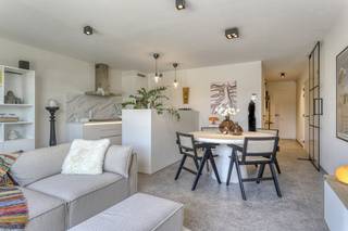 Welkom in dit recent gebouwde appartement (2019), een plek waar modern comfort en een warme sfeer samenkomen. Bij binnenkomst word je meteen...