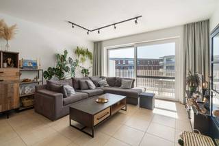 Recent lichtrijk energiezuinig nieuwbouwappartement met 2 terrassen en 2 slaapkamers in het hartje van Aalter.<br /><br />Koop dit appartement aan 2% verkooprechten in plaats van 21% BTW. 94m² bewoonbare oppervlakte<br />Mogelijkheid tot investering voor verhuur. <br /><br />Het appartement op het derde verdiep scoort zeer goed qua energiezuinigheid dankzij de warmtepomp gecombineerd met vloerverwarming, isolerende beglazing, vloer- en muurisolatie, ventilatie type D, zuidgericht terras, ... <br /><br />Indeling: <br />- Ruime inkomhal, <br />- Lichtrijke leefruimte met open keuken (combi-oven/microgolf, vaatwas, kookplaat, dampkap en koelkast),<br />- Berging met aansluiting tot wasmachine,<br />- 2 ruime slaapkamers zijn uitgerust met databekabeling waarvan 1 grenst aan een achterliggend extra terras, <br />- Badkamer (dubbele wastafel met spiegelkast en inloopdouche), <br />- Afzonderlijk toilet. <br />- Private kelderberging met stopcontact op -1. <br /><br />Buiten: <br />Ruim zuidgericht terras waarop je uitkijkt op het park en de binnentuin. Doordat het in de tweede bouwlinie ligt is het er toch rustig vertoeven zo dicht bij het centrum. <br />Extra terras aanpalend aan de masterbedroom met uniek rustgevend uitzicht. De terrassen beschikken over stopcontact en buitenverlichting en zijn voorzien van vliegenramen. <br /><br />De ondergrondse parkeerplaats kan mee aangekocht worden indien gewenst. Deze residentie is zeer praktisch voorzien van een gemeenschappelijke fietsenstalling, vuilnisverzamelpunt en aangelegde tuin.<br /><br />Het appartement heeft een erg aantrekkelijke ligging. Het is gelegen op wandelafstand van het station van Aalter en openbaar vervoer, winkels, restaurants, scholen en sportfaciliteiten. Daarnaast is er een uitstekende verbinding met de wagen naar het binnenland en de kust via de E40. <br /><br />Heeft u interesse, contacteer voor meer info via 0478/45 44 21 of mattheeuws_maes@hotmail.com