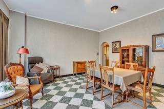 <p>Op een rustige en aangename ligging in Iddergem bevindt zich deze<strong> robuuste woning met tal van mogelijkheden</strong>. Winkels, scholen en openbaar vervoer bevinden zich op een boogscheut en ook de oprit van de E40 is op slechts enkele minuten rijden bereikbaar.</p><p>De woning is ideaal voor jonge koppels, gezinnen of handige kopers die op zoek zijn naar een degelijke constructie die ze volledig naar eigen smaak kunnen moderniseren. Het pand verkeert in een <strong>goede algemene staat</strong> en kan, mits de nodige vernieuwingen, worden omgevormd tot een strakke en tijdloze gezinswoning.</p><p>Op het gelijkvloers bevinden zich een inkom-/voorplaats, een gezellige leefruimte met salon en eetplaats, een keuken, badkamer, toilet, veranda en <strong>garage</strong>. De eerste verdieping omvat een nachthal en <strong>vier slaapkamers</strong>. Via een vaste trap bereikt men de ruime zolderverdieping, waar nog bijkomende kamers of hobbyruimtes kunnen worden ingericht. Kelder aanwezig.</p><p>Buiten beschikt de woning over een gezellig<strong> terras met binnentuin</strong> en een praktische berging.</p><p>Een stevige woning met veel ruimte en potentieel op een rustige, maar toch centraal gelegen locatie. CV op stookolie - Buitenschrijnwerk in hout met dubbele beglazing en enkele beglazing - Dak met pannen - Betonconstructie.</p>