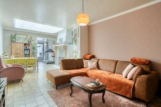 Een super gezellige stadswoning nabij het centrum van Kortrijk....<br /><br />We komen binnen in de hal en vinden vooraan de vernieuwde keuken die volledig is ingericht. De living is super gezellig met oa de gashaard en zeer lichtrijk door de grote koepel. Van hieruit kunnen we ook naar de gezellige stadstuin. <br />Op het gelijkvloers vinden we verder nog de gerenoveerde badkamer met dubbel lovabomeubel, toilet en inloopdouche. <br />Op de eerste verdieping vinden we 2 ruime slaapkamers. De 2e verdieping werd recent volledig vernieuwd en bevindt zich onder het dak. Een zeer ruime en leuke kamer met eigen lavabo en toilet!<br />Er is eveneens een zeer handige kelder aanwezig! <br /><br />Verwarming op gas. <br />Overal ramen met dubbele beglazing. <br />De voorbije jaren werden een heel aantal renovaties uitgevoerd (keuken, badkamer, elektrische installatie,....). Tevens werd het dak volledig vernieuwd, super geïsoleerd en langs de binnenkant afgewerkt tot een prachtige slaapkamer. <br />Er is een keuring van een conforme elektrische installatie en geen renovatieplicht! <br /><br />Een instapklare woning op een zeer goed ligging met op wandelafstand het Kon. Astridpark, het centrum van Kortrijk, de Leie, Kortrijk Weide (met Lago),.... <br />Kortom dé ideale starterswoning in het bruisende Kortrijk!