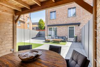 Gebouwd in 2019, 210 m2 bewoonbaar, een EPC van 48 kWh/m2 en ventilatiesysteem D: deze woning in het centrum van Essen vraagt geen enkele investering en valt niet onder de renovatieverplichting. U zet uw meubels erin en woont.<br /><br />De open leefruimte en keuken vormen samen het hart van het huis: lichtrijk, modern afgewerkt, met een keuken voorzien van alle comfort, ruime kastruimte en een ontbijttoog. Aansluitend een aparte berging/wasplaats met ingewerkte plaats voor wasmachine en droogkast, een apart gastentoilet met<br />handenwasser, en een volwaardige bureauruimte — ideaal als thuiswerkplek of vijfde kamer.<br /><br />De eerste verdieping telt drie volwaardige slaapkamers, een badkamer met ligbad en dubbel wandmeubel, een apart toilet en een aparte berging/dressing. De volledige tweede verdieping is ingericht als master bedroom met ingemaakte kasten — een eigen niveau voor uzelf.<br /><br />Buiten: een volledig omheinde tuin met automatische poort, een terras met zonnescherm en een overdekte lounge waar u het hele seizoen kunt zitten. Plus een eigen autostaanplaats.<br />Winkels, scholen en openbaar vervoer op wandelafstand. Watertoets gebouwscore A en perceelscore A<br />— niet gelegen in overstromingsgevoelig gebied.<br /><br /><br />Troeven:<br />- Hoogwaardige materialen: Consequent gebruik gemaakt van exclusieve, natuurlijke materialen die harmonieus door de gehele woning terugkomen.<br />- Uiterst energiezuinig: Gunstig EPC (E29) met uitstekende isolatiewaarden. Hoogwaardige raambekleding & zonwering:<br />- Buitenzijde: Zwarte, niet-lichtdoorlatende screens/rolluiken, volledig Somfy-gestuurd.<br />- Binnenzijde: Exclusieve, op maat gemaakte Luxaflex Shades.<br />- Luxe terras & buitenleven: Gezellig terras met een premium Harol zonnescherm (meest luxe uitvoering met geïntegreerde LED-verlichting, Somfy-bediend), een sfeervolle lounge en een ruim, op maat gemaakt tuinhuis.<br />- Uitstekende beveiliging: Geavanceerd alarmsysteem voorzien van zowel binnen- als buitenbewaking.<br />- Privacy & Veiligheid: Volledig omheind met een onderhoudsvrije aluminium schutting en afgesloten via een automatische, elektrische poort.<br />- Duurzaam & Technisch hoogstaand: Uitgerust met 10 zonnepanelen, ventilatiesysteem D, waterontharder met drukverhoger en een 10.000L regenwaterput (aangesloten op toiletten en buitenkraan).<br />- Parkeergelegenheid: Inclusief private autostaanplaats.<br />- Toplocatie: Rustig en toch zeer centraal gelegen op wandelafstand van openbaar vervoer, winkels en scholen.<br /><br />(ver-)Kopen of (ver-)huren in Kalmthout, Essen en omstreken?<br />Met vragen kan u altijd bij ons terecht! <br />Dewaele Vastgoed Kalmthout<br /><br />Bestuursmaatregelen in het maatregelenregister: nee