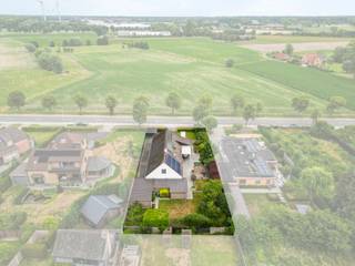 Op een rustige ligging aan de rand van een gezellige woonwijk, met een vleugje landelijke charme, wacht deze ruime alleenstaande villa in Loppem...