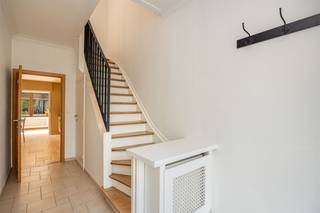 In een rustige straat in het hart van Mariaburg ligt deze recent gerenoveerde woning, een plek waar u elke dag thuiskomt in rust en licht. Zodra u binnenstapt, merkt u hoe de natuurlijke lichtinval de ruimtes open en aangenaam maakt, wat meteen zorgt voor een warme, uitnodigende sfeer.<br />De woning beschikt over drie comfortabele slaapkamers en een extra bureauruimte, ideaal voor wie thuis werkt of gewoon graag een rustige plek heeft voor zichzelf. De compacte badkamer is praktisch ingericht, terwijl de gezellige leefruimte met eetkamer en ingerichte keuken uitnodigt tot lange avonden samen aan tafel.<br />Achteraan wacht een leuk terras met zicht op de ruime Zuidelijk georiënteerde tuin, een plek waar u in alle rust kan genieten van de buitenlucht en waar kinderen naar hartelust zich kunnen uitleven. Ook aan comfort en bergruimte werd gedacht: er is een kelder én een ruime garage, perfect voor extra opslag of hobby’s.<br />Dankzij de energiezuinige EPC-score B woont u hier niet alleen comfortabel, maar ook met oog voor efficiëntie. De woning wordt verhuurd als hoofdverblijfplaats via een 9-jarig huurcontract, 3-jaarlijks opzegbaar, wat zorgt voor stabiliteit en gemoedsrust op lange termijn. Dit vanaf 1/3/2026 . <br />Voelt u het al?<br />Dan nodigen we u graag uit om deze woning zelf te ontdekken.<br />📩 Katrin@wollaertvastgoed.be | ☎️ 03 283 44 00