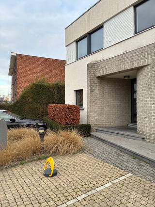 Instapklare eigendom met loftkarakter en uitzonderlijk potentieel in hartje Berlaar.<br />Bent u op zoek naar een ruime, instapklare woning met karakter, een perfecte ligging én interessante toekomstmogelijkheden? Dan verdient deze unieke eigendom absoluut uw aandacht.<br />Met een bewoonbare oppervlakte van maar liefst 238 m² combineert deze eigendom comfortabel wonen, ook met eventueel professioneel gebruik. Het pand is momenteel vergund als bureelruimte met appartement, maar beschikt eveneens over een woonbestemming als gezinswoning, waardoor verschillende invullingen mogelijk zijn naargelang uw behoeften.<br />De lichtrijke loftachtige leefruimte vormt het hart van de woning. Verder beschikt het pand over een volledig uitgeruste keuken, drie volwaardige slaapkamers, een afzonderlijk bureel, een moderne badkamer met inloopdouche, een apart toilet, een praktische berging, een momenteel toegewezen fitnessruimte en een droge kelder.<br />Het gezellige stadstuintje biedt een rustgevende groene toets, terwijl het dakterras een ideale plek vormt om te ontspannen. Daarnaast is er een fietsenoverkapping en beschikt het eigendom over maar liefst vier private autostaanplaatsen.<br />Dankzij de aanwezige zonnepanelen en de energiezuinige voorzieningen geniet u van een comfortabele woonervaring met aandacht voor lage energiekosten.<br />Naast het onmiddellijke wooncomfort biedt deze eigendom een bijzonder interessant meerwaardepotentieel. De combinatie van ligging, oppervlakte, bestemming en flexibiliteit creëert diverse mogelijkheden voor toekomstige waardeverhoging of herontwikkeling. Mogelijkheid tot het creëren van 5x slaapkamers of 4x slaapkamers + welnessruimte.<br />De locatie is zonder meer een absolute troef. Gelegen op slechts 650 meter van het centrum van Berlaar bevinden alle dagelijkse voorzieningen zich op wandelafstand.<br /><br />Gevelbreedte: 11 m<br />Oppervlakte: 370 m2<br /><br />KIJK/ OPEN HUIS DAGEN:<br /><br />ZATERDAG 27/06 van 14h00 tot 17h00<br />ZONDAG 28/06 van 14h00 tot 17h00<br /><br />Of op afspraak: steens44@hotmail.com<br /><br />