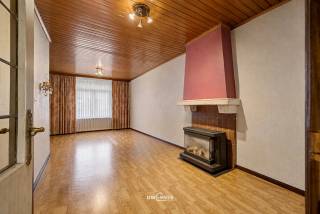 Deze charmante woning uit 1932, gelegen in het hart van Kruibeke, biedt met zijn 132 m² bewoonbare oppervlakte tal van mogelijkheden om helemaal naar eigen smaak te renoveren. <br /><br />Met drie ruime slaapkamers en een badkamer is dit huis ideaal voor wie houdt van een centrale ligging met toch een rustige touch. De gezellige tuin achteraan zorgt voor een fijne buitenruimte, perfect om te ontspannen of gezellig samen te zijn. Bovendien heb je via de achteruitweg een praktische toegang die extra privacy en gemak biedt. <br /><br />Hoewel de woning nog een flinke update kan gebruiken – de EPC-score is momenteel F – geeft dit juist de kans om het helemaal naar wens en hedendaags comfort om te vormen. Een ideale investering dus voor wie klaar is om deze klassieker nieuw leven in te blazen, in een heel aangename buurt van Kruibeke.<br /><br />Interesse? Bel 052/46.38.03<br />Of mail naar info@uw-huis.be voor meer info of een bezoek.