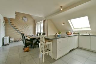 In het hart van Torhout bevindt zich dit perfect onderhouden en instapklare appartement met drie volwaardige slaapkamers. Dankzij de centrale...