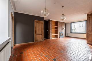 <strong>In het centrum van Weelde bevindt zich deze ruime handelswoning met tal van mogelijkheden. Het eigendom heeft een perceeloppervlakte van 1.090m², is circa 560m² groot en combineert wonen en werken op een flexibele manier.<br /><br /></strong><span>Gelijkvloerse verdieping woning</span><span>:</span><br /><span>Inkomhal met toegang tot de woonkamer met schouw en een ruime open keuken met kookeiland en voorzien van de nodige inbouwapparatuur.<br />Er is tevens een bureau en een wasruimte met toilet. Er is een grote inpandige garage/werkplaats.<br /><br /></span><span>Eerste verdieping woning</span><span>:</span><br /><span>De eerste verdieping is te bereiken via een afgesloten trap in de woonkamer.<br />Op deze verdieping zijn er 4 slaapkamers en een compleet ingerichte badkamer.<br /></span><br /><span>Tweede verdieping woning</span><br /><span>Deze verdieping is te bereiken via een vaste trap en is een grote open ( geisoleerde ) zolder met veel mogelijkheden.<br /><br />Gelijkvloerse verdieping winkel:<br /></span>Een grote winkelruimte/showroom met eigen ingang.<br />Achter deze ruimte zijn er nog grote ruimtes die nu in gebruik zijn als magazijn/werkplaats.<br /><br />Eerste verdieping winkel:<br />Grote multifuntionele ruimte nu in gebruik als opslagruimte<br /><br /><span>Buitengebeuren</span><span>:</span><br /><span>Diepe achtertuin met overdekt terras.<br />meerdere parkeerplaatsen op eigen terrein aan de voorzijde.</span><br /><br /><span>Bijzonderheden:</span><span></span><br /><span>- 27 zonnepanelen aanwezig</span><br /><span>- grotendeels dubbele beglazing.</span><br /><span>- Geschikt voor meerdere doeleinden.<br />Bekijk dit eigendom via onze virtual tour: https://tour.giraffe360.com/ae4c23c5f42d43dda709323dd932da91/</span>