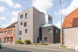<div>
<section></section>
</div>
<div>
<section>
<div>
<div>
<div>
<div>
<div><strong>Recent en energiezuinig 2-slaapkamerappartement met terras in Wezemaal.</strong></div>
</div>
</div>
</div>
</div>
</section>
</div>
<p>Welkom in <strong>Wezemaal</strong>, de charmante deelgemeente van Rotselaar. <br />Langs de Aarschotsesteenweg, centraal gelegen tussen <strong>Leuven en Aarschot</strong>, bevindt zich dit recente appartement in een kleinschalig gebouw.<span></span></p>
<p>De ligging vormt een belangrijke troef. Tal van voorzieningen bevinden zich op wandelafstand, waaronder winkels, openbaar vervoer, scholen, horecazaken, apotheek, bakker en slager. Ook de autosnelweg is vlot bereikbaar, waardoor het appartement een uitstekende uitvalsbasis vormt.</p>
<p>Het appartement bevindt zich op de <strong>derde verdieping</strong> en is bereikbaar via zowel de trap als de lift. <br />Je komt binnen via de inkomhal met <strong>apart gastentoilet</strong>. Vervolgens bereik je de lichtrijke leefruimte met <strong>open keuken</strong>, die rechtstreeks aansluit op een praktische berging. Vanuit de leefruimte heb je toegang tot het aangename terras.</p>
<p>Verder beschikt het appartement over <strong>twee volwaardige slaapkamers</strong> en een moderne badkamer, ingericht met lavabo en inloopdouche. <span></span></p>
<p>Ook op energetisch vlak scoort het appartement uitstekend: het beschikt over een <strong>EPC-label A</strong>, <strong>zonnepanelen</strong> en een <strong>conforme elektrische installatie</strong>. Een <strong>parkeerplaats</strong> is bovendien <strong>inbegrepen</strong>.</p>
<p>Dankzij de recente staat, gunstige ligging en energiezuinigheid is dit appartement niet alleen interessant voor <strong>eigen bewoning</strong>, bijvoorbeeld voor starters of wie comfortabel en centraal wil wonen, maar vormt het eveneens een interessante opportuniteit voor <strong>investeerders</strong>.</p>
<p><strong>Troeven:</strong></p>
<ul>
<li>Recent appartement in kleinschalig gebouw</li>
<li>2 slaapkamers</li>
<li>Terras</li>
<li>Lift aanwezig</li>
<li>EPC-label A</li>
<li>Zonnepanelen</li>
<li>Elektriciteit conform</li>
<li>Parkeerplaats inbegrepen</li>
<li>Centrale ligging tussen Leuven en Aarschot</li>
<li>Interessant voor eigen bewoning én investering</li>
</ul>