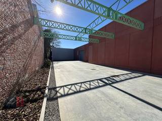 Fenomenaal gelegen KMO-unit met een oppervlakte van 749 m² te koop op amper 300 m van de Doorniksesteenweg met een onmiddellijke verbinding naar...