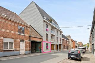 Dit gelijkvloers nieuwbouwappartement ligt vlakbij het centrum van Staden. Het appartement is als volgt ingedeeld: inkomhal met apart toilet,...