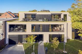 In de onmiddellijke periferie van Lommel Centrum staat dit recent penthouse op nieuwe bewoners te wachten. Het appartement is bereikbaar via een...