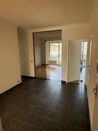 Op zoek naar een ruim &amp; comfortabel appartement op een uitstekende ligging in Berchem? Dit aangename appartement op de 5de verdieping (met lift)  combineert een rustige woonomgeving met een vlotte bereikbaarheid en alle voorzieningen binnen handbereik.<br /><br />Het appartement beschikt over o.a. over een ruime inkomhal, drie slaapkamers, een lichtrijke woonkamer, een praktische berging met aansluitingen voor wasmachine/droogkast en een uitgeruste keuken.<br />Achteraan geniet je van een uitzonderlijk groot terras dat zich uitstrekt over de volledige breedte van de drie slaapkamers. Er is ook een tweede terras aanwezig aan de leefruimte.<br /><br />De badkamer is praktisch ingericht met een dubbele lavabo, bad/ douche en toilet.<br />Daarnaast is er nog een afzonderlijk gastentoilet.<br /><br />Er is ook een privatieve kelderberging die ter beschikking wordt gesteld.<br /><em>Maandelijkse provisie van 150 euro (water is gemeenschappelijk).</em><br /><br />Bij interesse gelieve contact op te nemen met Alexander op volgend nummer: 03/369.23.36