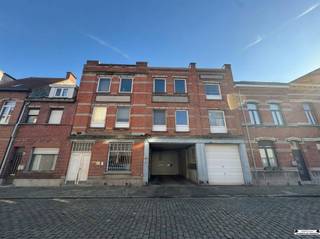 <p><span>Appartement met 1 slaapkamer en terras te Merksem</span></p><p><span> </span></p><p><span>Dit appartement, gelegen op de eerste verdieping, is als volgt ingedeeld:</span></p><p><span> </span></p><p><span>Via de trapgang betreedt u het appartement. De leefruimte beschikt over praktische kastenwanden met veel opbergruimte en een ingemaakte bureau.</span></p><p><span>De geïnstalleerde keuken is uitgerust met een spoelbak, koelkast, oven, kookvuur en microgolfoven.</span></p><p><span>Verder is er een slaapkamer, eveneens voorzien van kastenwanden, en een badkamer uitgerust met een douche, toilet en enkele lavabo.</span></p><p><span>Op de gang bevindt zich een aparte ruimte waar de wasmachine is geplaatst.</span></p><p><span>Op de tweede verdieping bevindt zich het terras.</span></p><p><span> </span></p><p><span>Bij het appartement hoort eveneens een staanplaats voor een kleine wagen of een fietsenberging.</span></p><p><span> </span></p><p><span>Praktisch:</span></p><ul><li><span>Gemeenschappelijke kosten: €40/maand</span></li><li><span>Huurwaarborg: 3 maanden</span></li><li><span>Beschikbaar vanaf 01/05/2026</span></li></ul><p><span> </span></p>