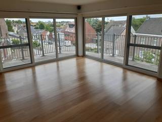Op wandelafstand van o.a. bakker, slager, horeca, ... situeert zich residentie Habeauté, een tijdloze, energiezuinige residentie met tijdloze architectuur. <br /><br />Het hoekappartement situeert zich op de tweede verdieping, met een weids uitzicht tot gevolg. De indeling is als volgt; ruime privatieve inkomhal, lichtrijke leefruimte met -geïnstalleerde- open keuken (en een ruime aansluitende berging), 2 slaapkamers, badkamer, gastentoilet en eveneens een kelderberging (10 m²). <br /><br />Eveneens: staanplaats onder carport.<br /><br />Provisie kosten: 100 EUR / maand.<br /><br />Kortom, stijlvol wonen met veel licht en ruimte.
