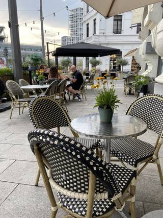 Opbrengsteigendom te koop – Handelspand met restaurant en terrasvergunning op toplocatie!Op zoek naar een rendabele investering? Dit uitstekend...