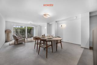 Wij stellen u graag dit charmante appartement voor op de Bondgenotenlaan in Leuven, gelegen in een historisch gebouw met slechts 8 entiteiten. Het pand werd met veel zorg gerenoveerd, met behoud van het authentieke karakter en een stijlvolle gemeenschappelijke inkomhal met originele details. Dit appartement bevindt zich op de benedenverdieping en combineert comfort met een gezellige buitenruimte. U komt binnen in de leefruimte met open keuken, die praktisch is ingericht en mooi aansluit op het geheel. Daarnaast is er een apart gastentoilet, wat extra gemak biedt. Verder beschikt het appartement over één slaapkamer en een badkamer met douche, lavabo en toilet. Als extra troef geniet u van een gezellig terras, een zeldzame meerwaarde op deze locatie. Achteraan kan u bovendien gebruikmaken van de uitzonderlijk ruime gemeenschappelijke tuin. Kortom: een aangenaam appartement op een absolute topligging in Leuven, ideaal voor eigen bewoning of als interessante investering. Interesse? Contacteer ons via info@homies.be of 016 22 82 22.<br /> 