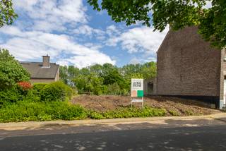 Prachtig perceel van 9a57 voor een halfopenbebouwing met een straatbreedte van 11m en diepte van +/- 85m. <br />Gelegen in een groene omgeving in het pittoreske Sint-Anna-Pede.<br />Makkelijke toegang tot de Ring RO en openbaar vervoer (metro en bus). <br /><br />Bouwmogelijkheden: <br />bouwdiepte gelijkvloers: maximum 16m <br />bouwdiepte verdieping: maximum 10m<br />bouwbreedte maximaal 7m <br /><br />Dakhelling, nok-en kroonlijsthoogte dienen overeen te stemmen met het gebouw rechts waarmee dient aangesloten te worden. <br />Aanbouw met eigen muur zodat achteruitbouw in lijn komt met nieuwe woningen in de buurt.<br /><br />Stedenbouwkundige voorschriften en plan te raadplegen onder "documenten". <br /><br />Geen vergunning uitgereikt - Woongebied - Geen rechterlijke herstel- of burgerlijke maatregel opgelegd - Geen voorkooprecht ruimtelijke ordening aanwezig - verkavelingsvergunning.