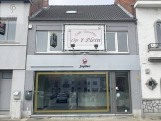 Deze voormalige taverne/brasserie  voorziet een toogruimte met ruime verbruikzaal, een extra (afgesloten) zaaltje, sanitaire voorzieningen,...