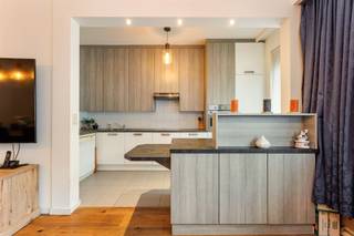 <p><span>Vous recherchez un appartement spacieux et baigné de lumière, juste à la périphérie de la ville ? Vous êtes alors à la bonne adresse. Cet appartement allie confort et solidité et dispose de nombreux équipements supplémentaires agré’. Citons notamment la climatisation’s et les volets roulants automatiques, tous deux facilement contrôlables à distance. Un logement lumineux à l’ambiance agréable où vous vous sentirez immédiatement chez vous.</span></p><p><span> </span></p><p><span>Situé dans un immeuble résidentiel bien entretenu, cet appartement se trouve au rez-de-chaussée. La porte d’entrée sécurisée donne accès à un hall d’entrée spacieux doté d’un vestiaire pratique, idéal pour ranger manteaux et chaussures. Le parquet chaleureux se prolonge harmonieusement dans le salon et le couloir de nuit, créant d’emblée une ambiance agréable et chaleureuse. L’espace de vie constitue sans aucun doute l’un des atouts majeurs de l’appartement. Grâce à l’ouverture sur la cuisine et aux grandes baies vitrées, cet espace est baigné de lumière naturelle. Le parquet apporte un charme et une chaleur supplémentaires, tandis que la surface d’ s permet d’accueillir sans difficulté un salon confortable et un coin repas, parfaits pour partager un repas convivial ou recevoir des invités.</span></p><p><span> </span></p><p><span>Cuisine ouverte sur le salon</span></p><p><span>Depuis le salon, équipé d’une climatisation réversible, la cuisine se trouve derrière un muret, ce qui permet de dissimuler soigneusement l’espace cuisine et l’évier à la vue de la pièce à vivre. Vous disposez ici de tout le confort nécessaire : une plaque de cuisson vitrocéramique, une hotte aspirante, un double évier, un lave-vaisselle, un réfrigérateur, un congélateur et de très nombreux rangements. Le comptoir de cuisine, très pratique, offre en outre un espace de travail supplémentaire et constitue en même temps l'endroit idéal pour un apéritif convivial. </span></p><p><span> </span></p><p><span>3 chambres à part entière et une buanderie séparée</span></p><p><span>Derrière le salon, vous accédez au couloir menant aux chambres, qui peut être entièrement isolé de l’espace de vie. Cela offre davantage de calme et d’intimité dans la partie nuit. De plus, l’appartement dispose de toilettes séparées pour les invités, ce qui est particulièrement pratique lorsque vous recevez des invités sans avoir à entrer dans la partie nuit. Toutes les pièces sont revêtues d’un sol stratifié facile d’entretien et équipées de volets roulants automatiques, idéaux pour profiter d’un sommeil réparateur en toute tranquillité et dans l’obscurité totale. Deux des chambres ont une superficie équivalente et offrent de nombreuses possibilités. La chambre principale est le joyau de l’espace nuit et, avec sa superficie généreuse de pas moins de 20</span><span>m²</span><span>,</span><span>elle est</span><span> particulièrement spacieuse. Grâce à ses baies vitrées, cette pièce bénéficie d’une lumière naturelle abondante. De plus, la chambre principale est équipée d’un climatiseur pouvant aussi bien refroidir que chauffer, ce qui offre un confort supplémentaire tout au long de l’année.</span></p><p><span>De l'autre côté du couloir menant aux chambres se trouvent la salle de bains et une buanderie séparée, un atout pratique au quotidien. La salle de bains est entièrement carrelée et équipée d’un deuxième WC, d’un radiateur sèche-serviettes et d’un meuble de salle de bains comprenant un lavabo, des meubles de rangement et des armoires à miroirs. Elle dispose également d’une ventilation mécanique pour un climat intérieur optimal. La buanderie séparée dispose de branchements pour une machine à laver et un sèche-linge, ce qui permet d’organiser les tâches ménagères à l’abri des regards.</span></p><p><span> </span></p><p><span>Une vie au vert avec tout à</span><span>proximité<br />Vous vivez ici dans un cadre agréable à Deurne, entouré de beaucoup de verdure. L’Ertbruggebos et le Rivierenhof se trouvent tous deux à proximité. Le Sportoase, situé sur la Ruggeveldlaan, se trouve à proximité et constitue un atout indéniable pour ceux qui aiment se détendre ou faire du sport. Écoles, supermarchés, boulangeries, pharmacies et le centre commercial Wijnegem sont tous situés à proximité. Côté mobilité, vous êtes très bien desservi : les tramways et les bus de l'August Van De Wielelei vous emmènent rapidement en ville, et grâce aux voies d'accès voisines dans toutes les directions, vous pouvez vous déplacer en un clin d'œil.</span></p><p><span> </span></p>