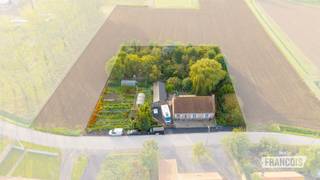 Op zoek naar een charmante, vrijstaande woning waar ruimte, privacy en natuur centraal staan? Deze landelijke woning is gelegen op een royaal perceel van maar liefst 2.295 m² en biedt volop mogelijkheden voor wie houdt van rust en buitenleven.<br /><br />Bij het binnenkomen wordt u verwelkomd in de ruime inkomhal. Van hieruit heeft u toegang tot een ruime slaapkamer op het gelijkvloers, een badkamer en de gezellige leefruimte.<br /><br />De leefruimte vormt het hart van de woning en biedt bovendien toegang tot een aparte kamer die perfect dienst kan doen als bureau, hobbyruimte of extra kamer. Vanuit de leefruimte loopt u verder naar de ruime keuken, die op haar beurt rechtstreeks aansluit op de veranda. Een heerlijke plek om te ontspannen en te genieten van het zicht op de tuin.<br /><br />Een extra troef van deze woning is de ruime zolderverdieping. Deze biedt heel wat mogelijkheden en kan, mits de nodige afwerking, perfect worden ingericht als twee bijkomende slaapkamers. Ideaal voor een gezin, gasten of wie nood heeft aan extra ruimte.<br /><br />Ook buiten heeft deze woning heel wat te bieden. Het ruime perceel zorgt voor een uitzonderlijk gevoel van vrijheid en privacy. U beschikt er over een eigen stukje bos, een ruime oprit, een groot tuinhuis, een terras, een weide en een moestuin. Of u nu groene vingers heeft, dieren wilt houden, graag in de tuin vertoeft of gewoon op zoek bent naar een rustige plek midden in het groen: hier kan het allemaal.<br /><br />Een woning met ruimte, karakter en tal van mogelijkheden, waar u elke dag kunt genieten van het landelijke leven, de rust en de privacy van uw eigen domein.<br /><br />