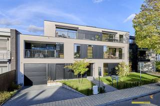 In de onmiddellijke periferie van Lommel Centrum staat dit recent penthouse op nieuwe bewoners te wachten. Het appartement is bereikbaar via een...